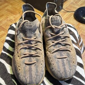 Stylish Tan Yeezy Sneakers for Men